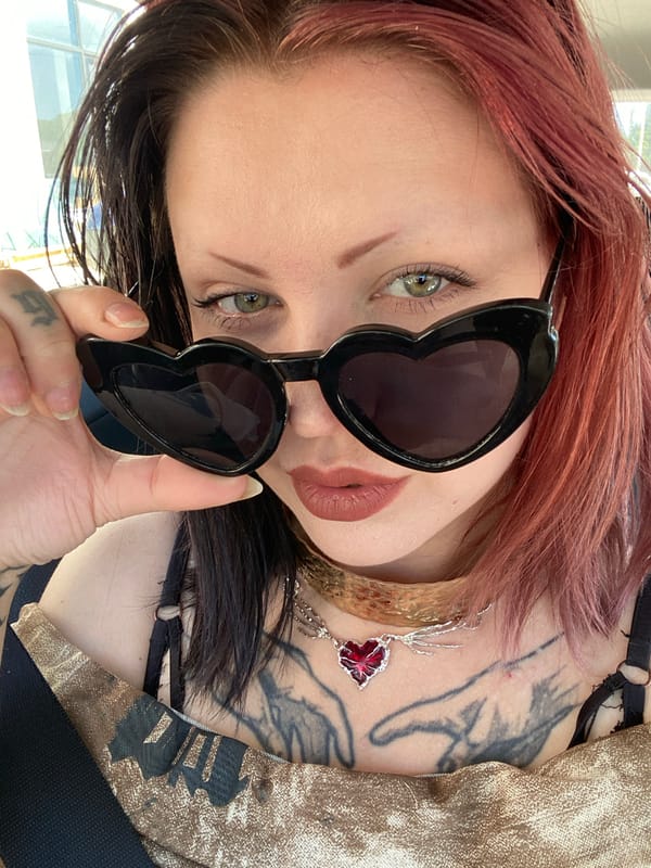 Woman with distinctive appearance spotted in vehicle in Ulcinj