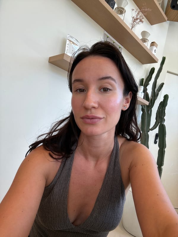 Brunch at home in Tel Aviv: omelet, veggies, and a selfie