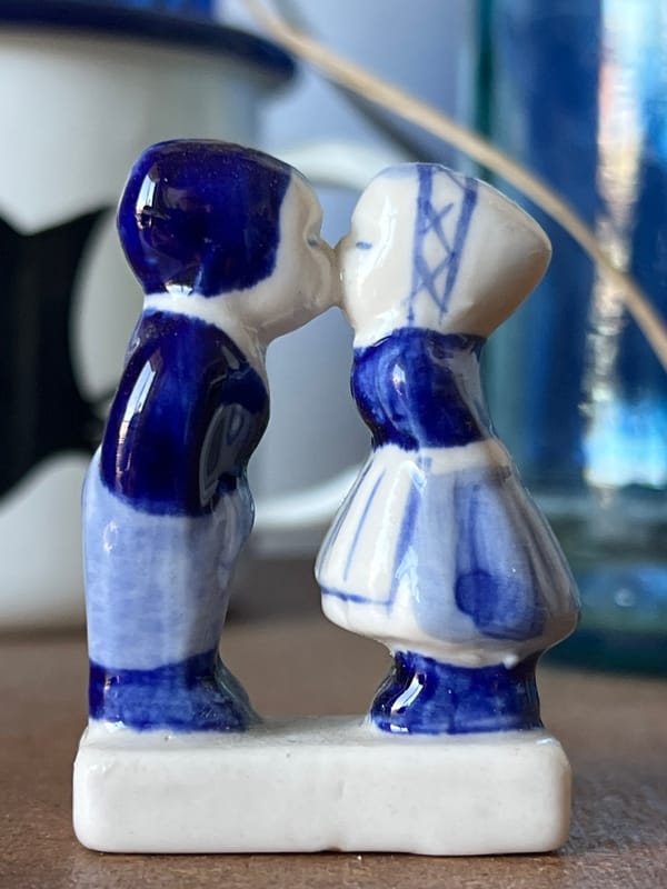 Dutch figurine and chocolate dessert bars documented in Spain