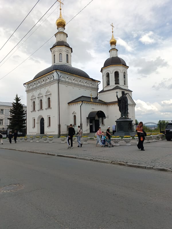 Morning street life documented across Vladimir, Russia