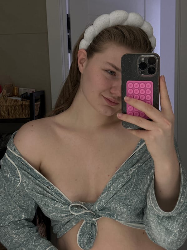 Person takes morning bathroom selfie in Russia