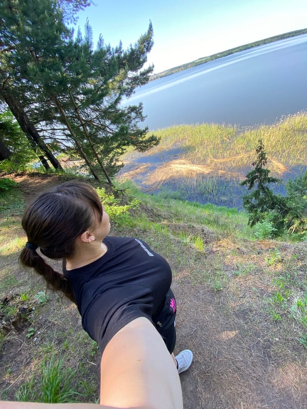 Woman documents morning lakeside visit in Votkinsk, Russia