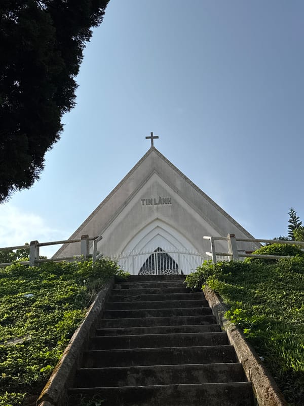Midnight documentation captures Da Lat church, cafe, street scenes