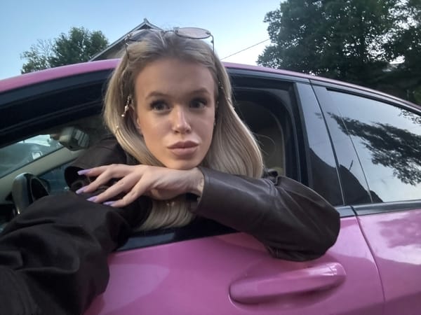 Evening ride through Saint Petersburg in a pink car