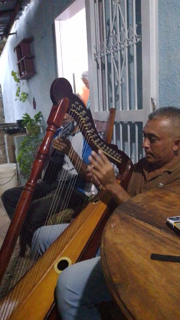 Street musicians perform harp concert in Tinaquillo courtyard
