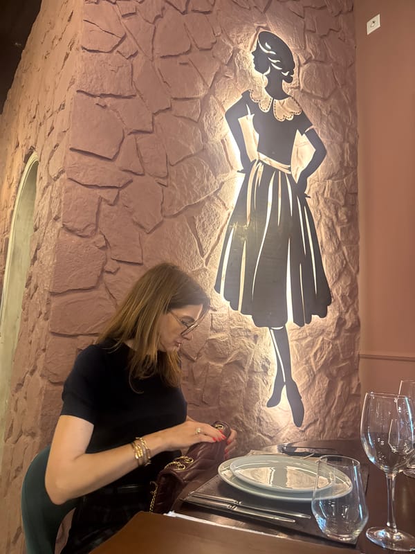 Woman dining in Torres Vedras restaurant captured by witness