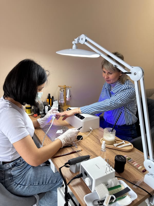Routine nail salon operations documented in Nizhnevartovsk, Russia