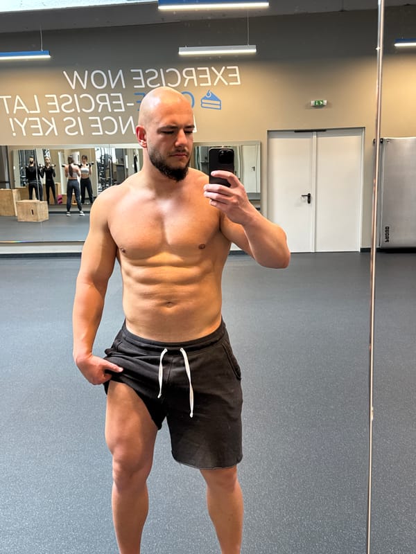 Man takes fitness selfie at Sofia gym
