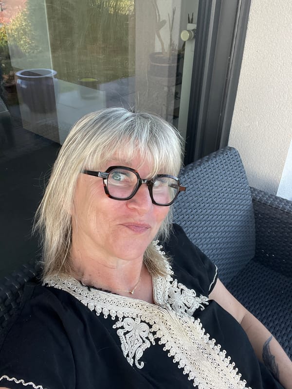 Woman photographed in portrait session in Chambœuf, France