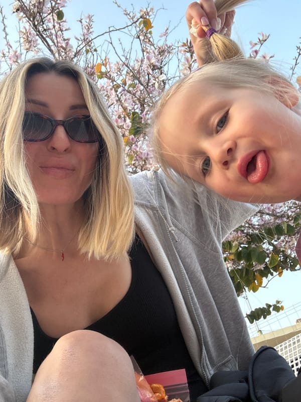 Family enjoys afternoon outing at Valencia park