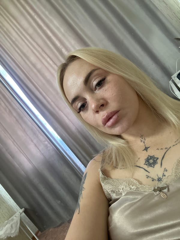 Woman Takes Series of Indoor Selfies Over 30-Minute Period