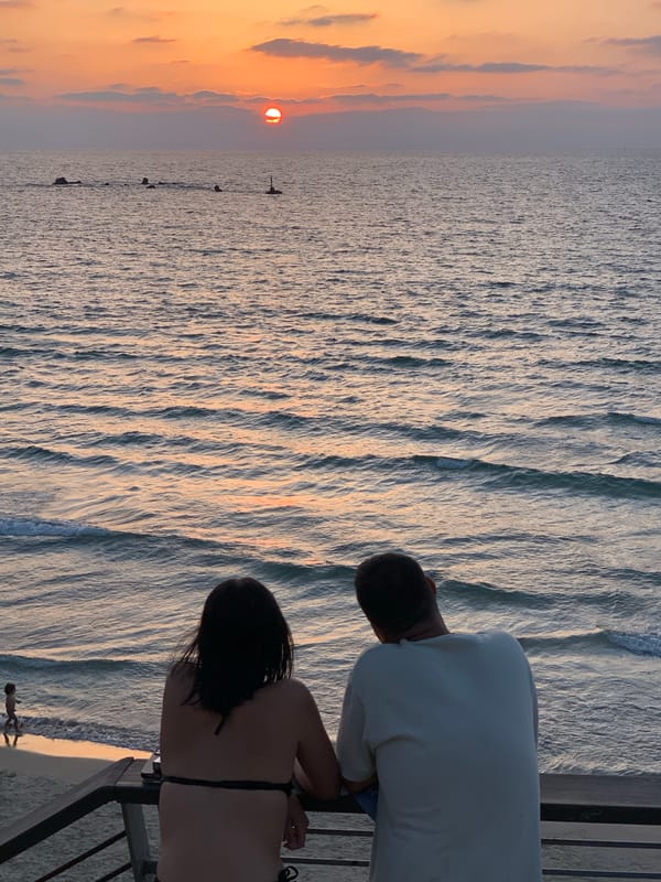 Tel Aviv evening: sunset watchers, markets, street music