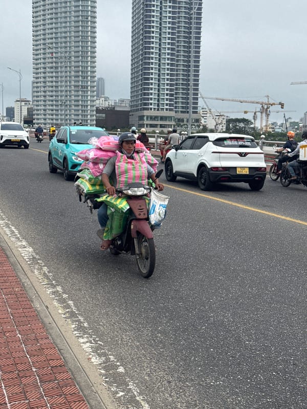 Morning street life captured across Đà Nẵng city center