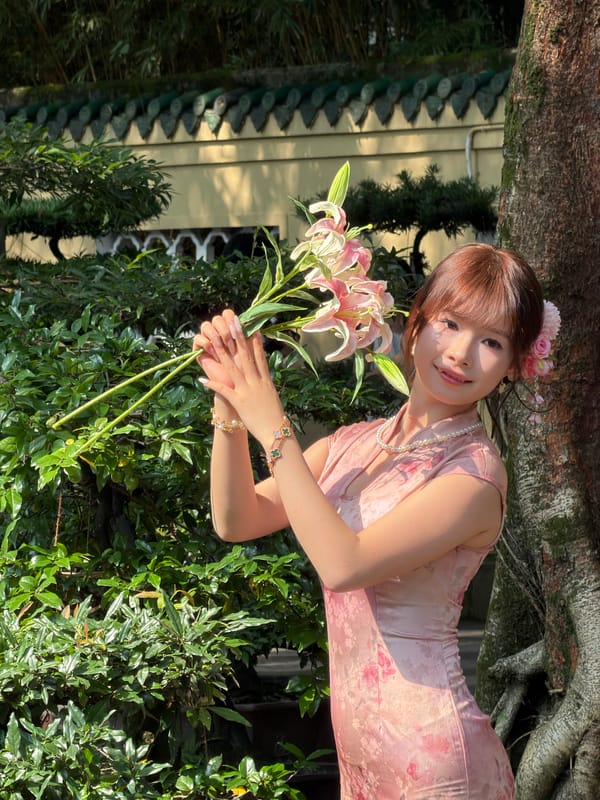 Traditional costume photoshoots captured across Yuzhong District gardens