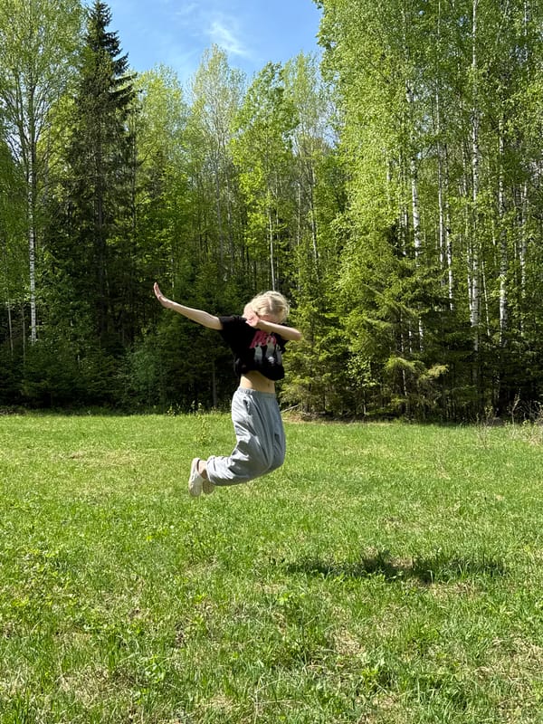 Photo session captures playful outdoor moments in rural Russia