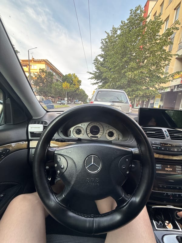 Driver documents routine Mercedes journey through Stara Zagora streets
