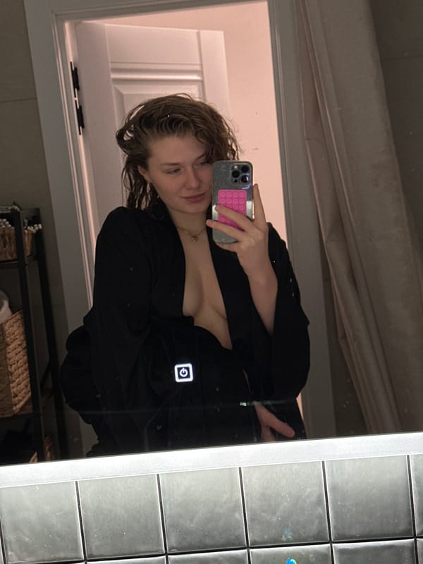 Young person takes bathroom selfie in Verhnij Uslon, Russia