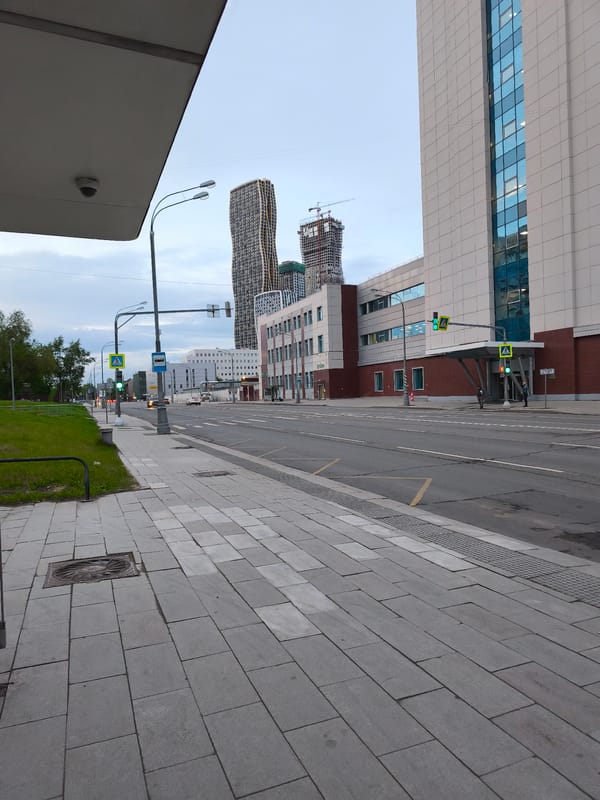 Evening street scenes and transit moments captured in Moscow