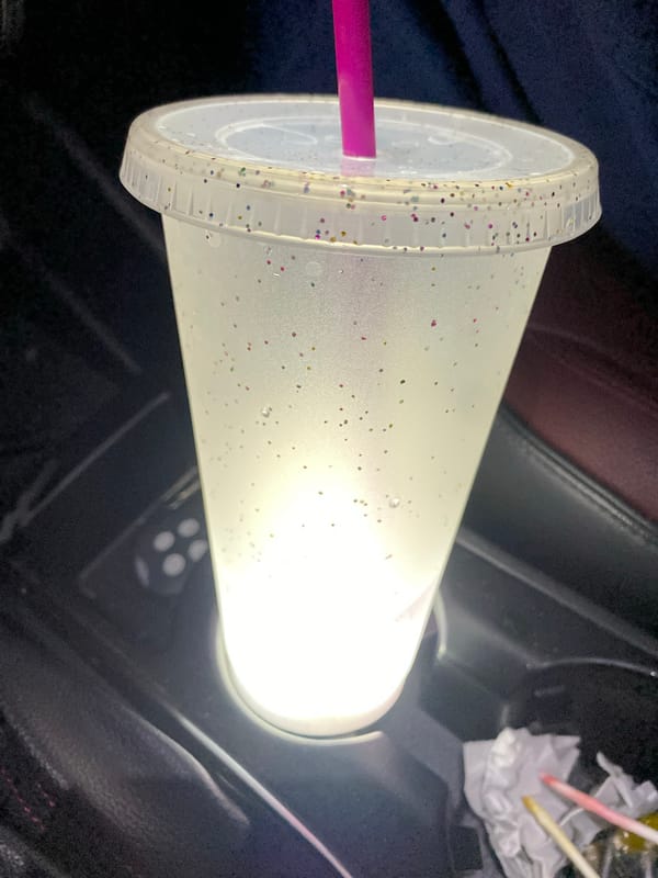 Glittery cup with internal light observed in Puebla car