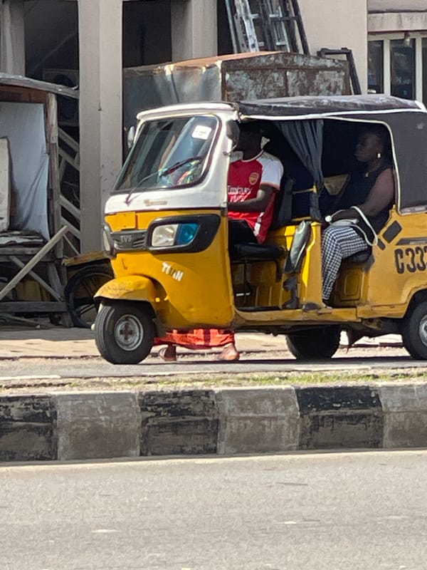 West African street life: traffic, traders, and everyday movement