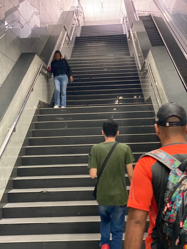 Three people spotted on staircase in Valencia, Venezuela