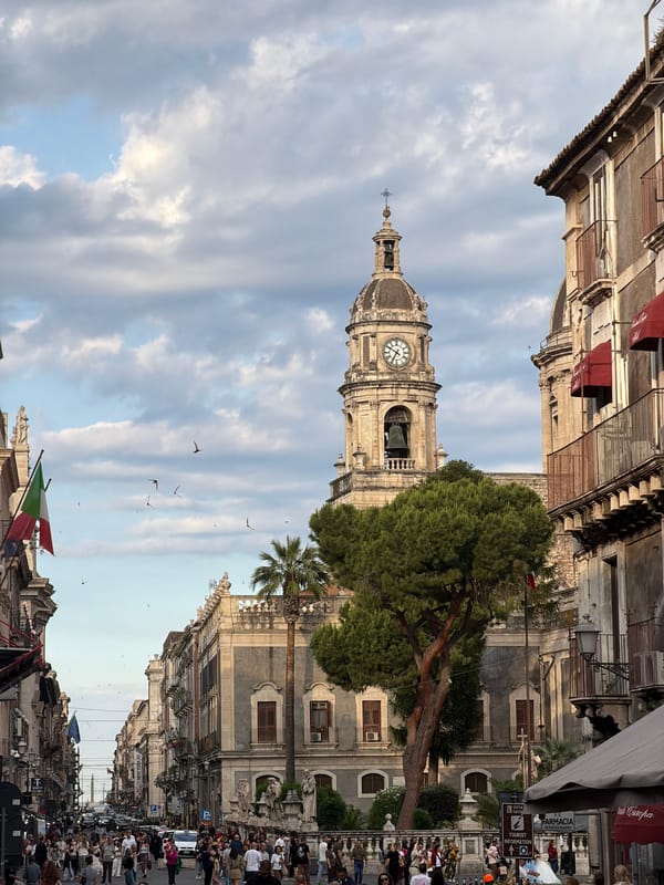 Tourist documents six-minute walk through historic Catania landmarks