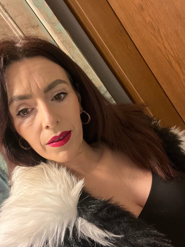 Woman takes late-night selfies in Konz home