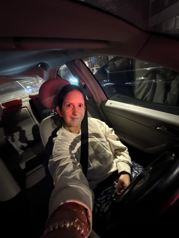 Driver in white sweatshirt spotted on San Isidro street