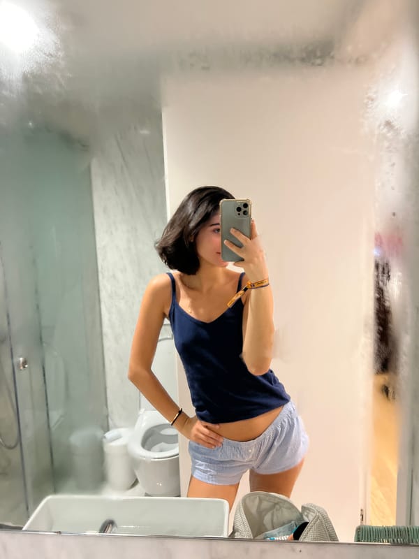 Woman takes late-night bathroom selfies in Porto apartment