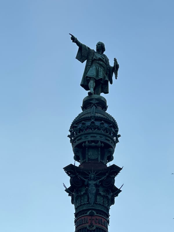 Evening walk captures Barcelona monuments, harbor, and architecture