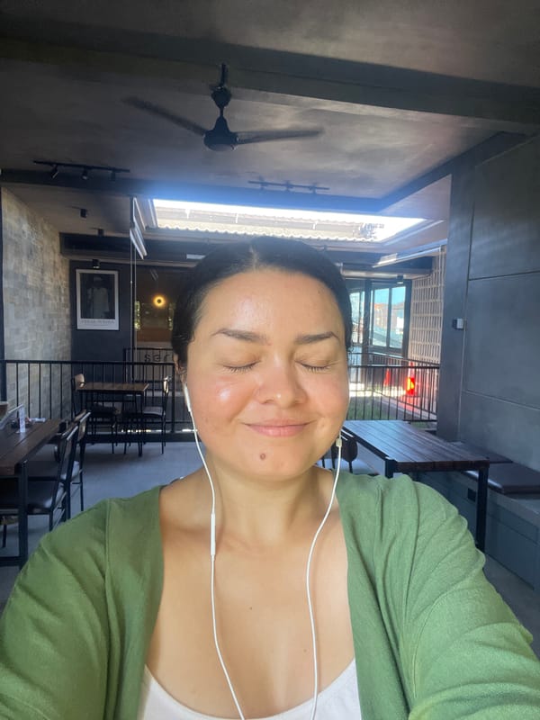 Matcha and mirrors at a Kuta Selatan cafe on a clear morning