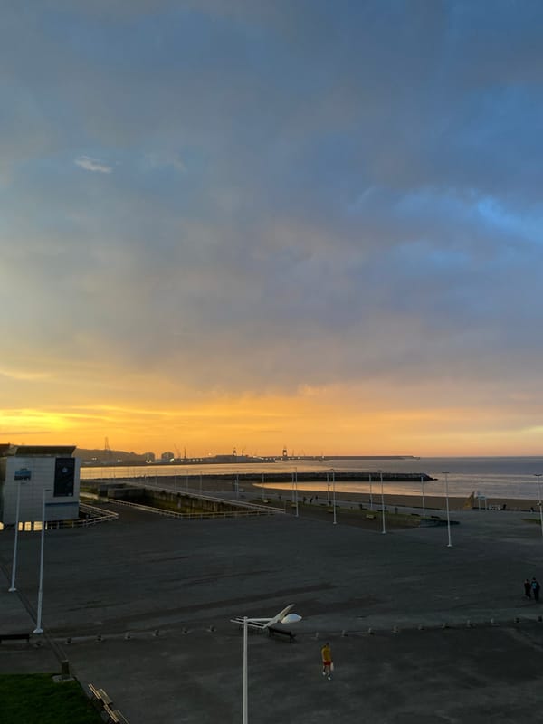 Evening moments captured in Gijón: coastal dusk, kitchen cooking