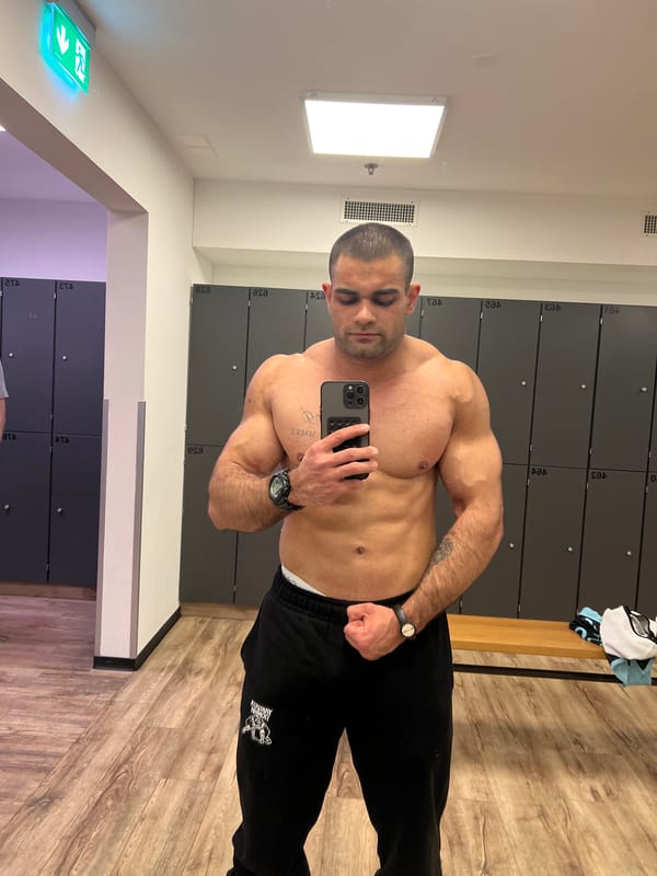 Man takes gym selfies in Basel locker room