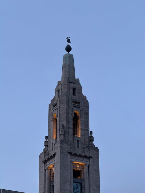 Evening architectural tour captures London landmarks and street life