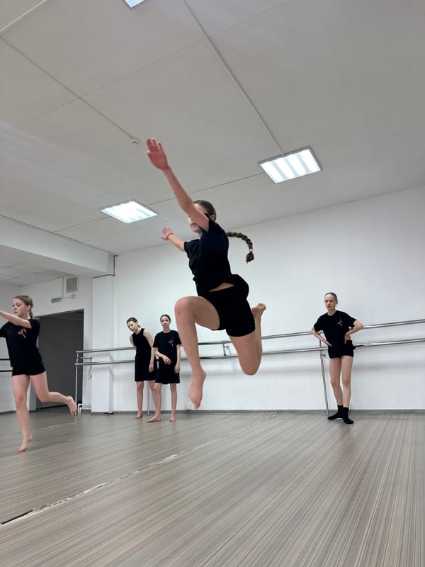Young dancers practice in Votkinsk studio session