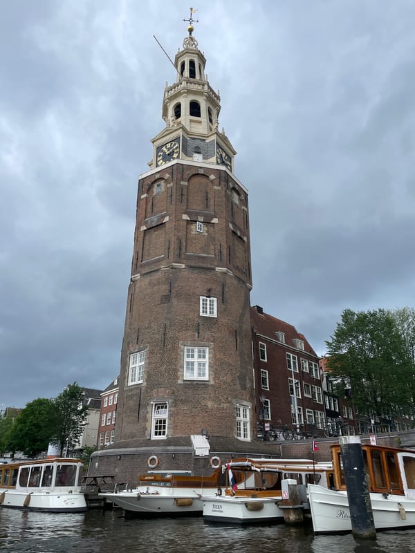 Amsterdam canal scenes documented by witnesses during morning hours
