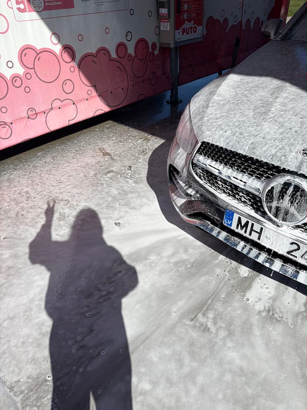Mercedes-Benz gets soapy wash at Dreiliņi car wash