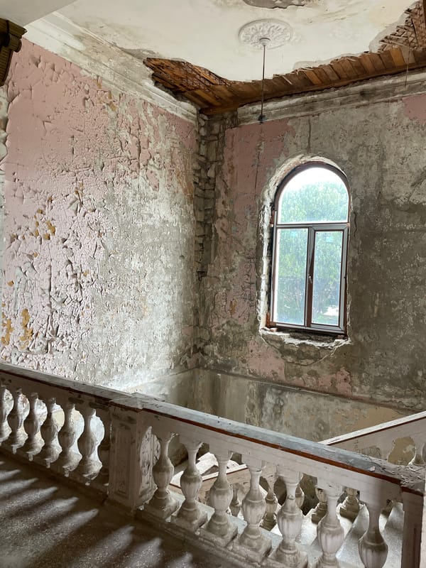 Witness documents abandoned buildings and foggy landscapes in Tsandrypsh