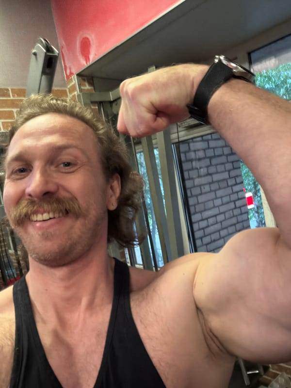 Man takes gym selfies in Saint Petersburg