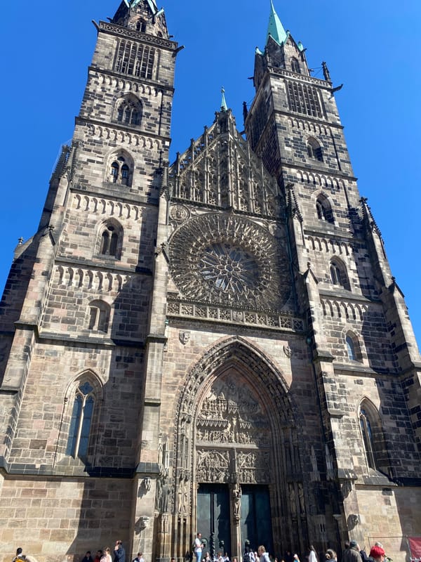 Tourist captures Gothic Saint Lorenz Church views in Nuremberg