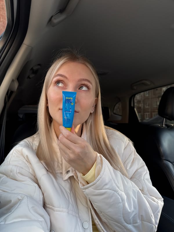Woman takes car selfies while applying cosmetics in Izhevsk