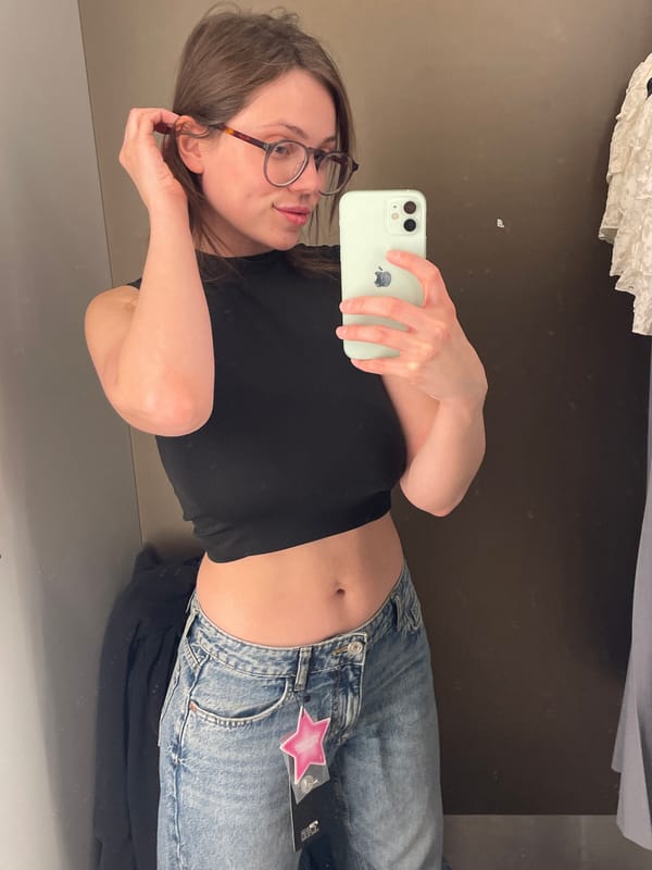 Woman tries on clothes, takes fitting room selfies in Keszthely