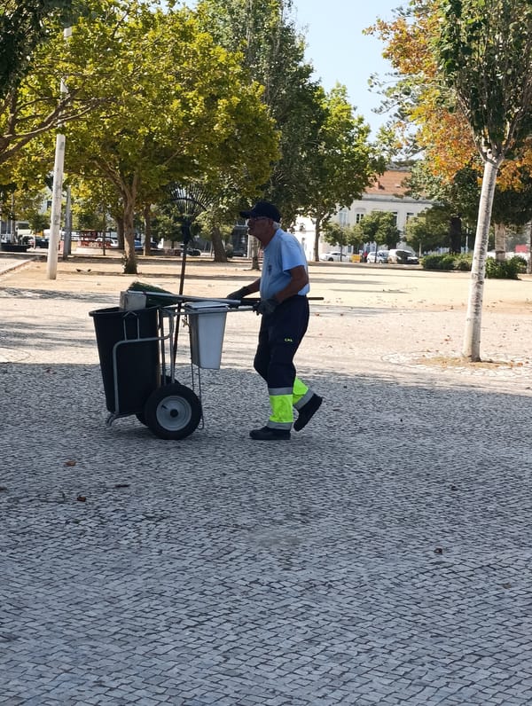 Busy morning along Setúbal's waterfront and city streets