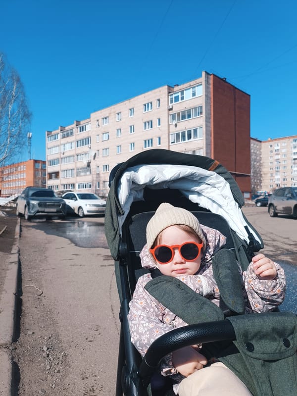 Toddler in stroller spotted in residential Izhevsk