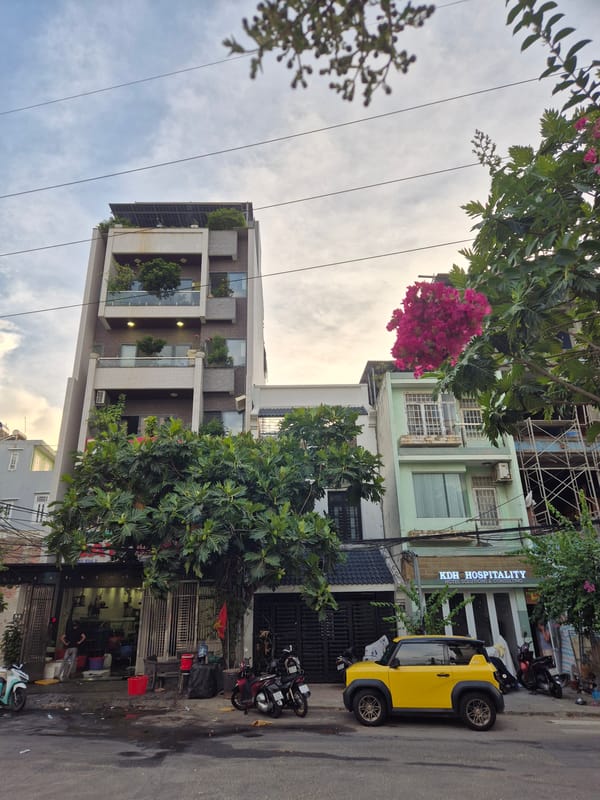 Street life and temple details in central Đà Nẵng