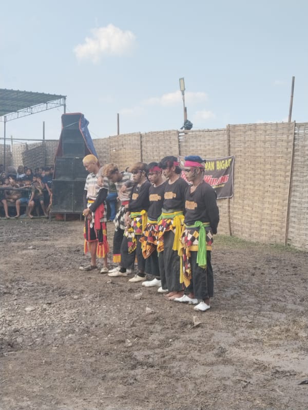 Traditional Indonesian performance draws participants in Kedawung morning event