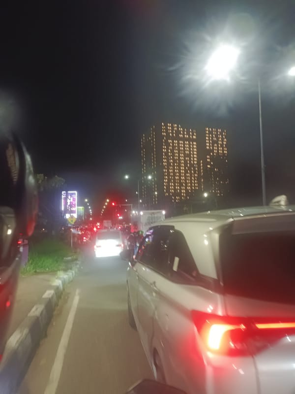 Urban nighttime traffic jam documented by witnesses