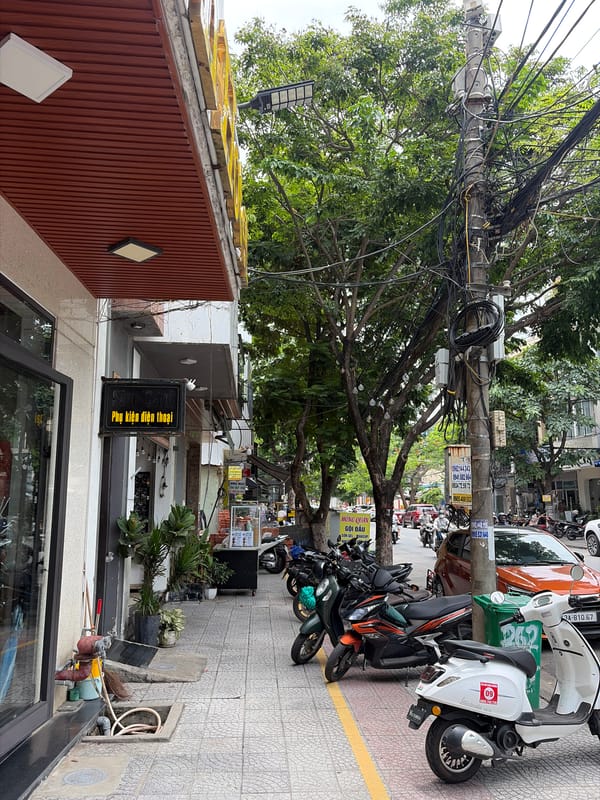 Street-level slice of daily life through Đà Nẵng's alleys and shopfronts