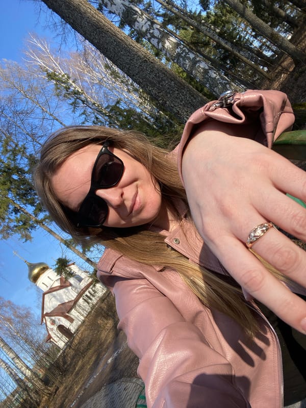 Spring afternoon leisure activities captured in Noviy park