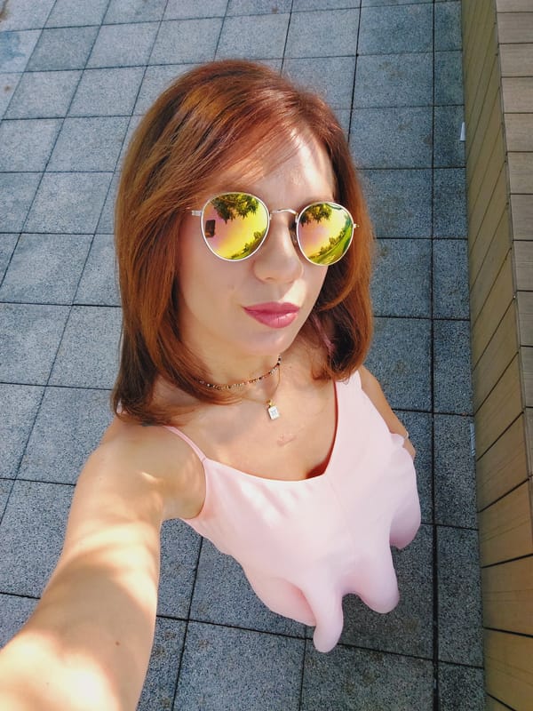 Rooftop selfie session in the sun, gold shades and pink.